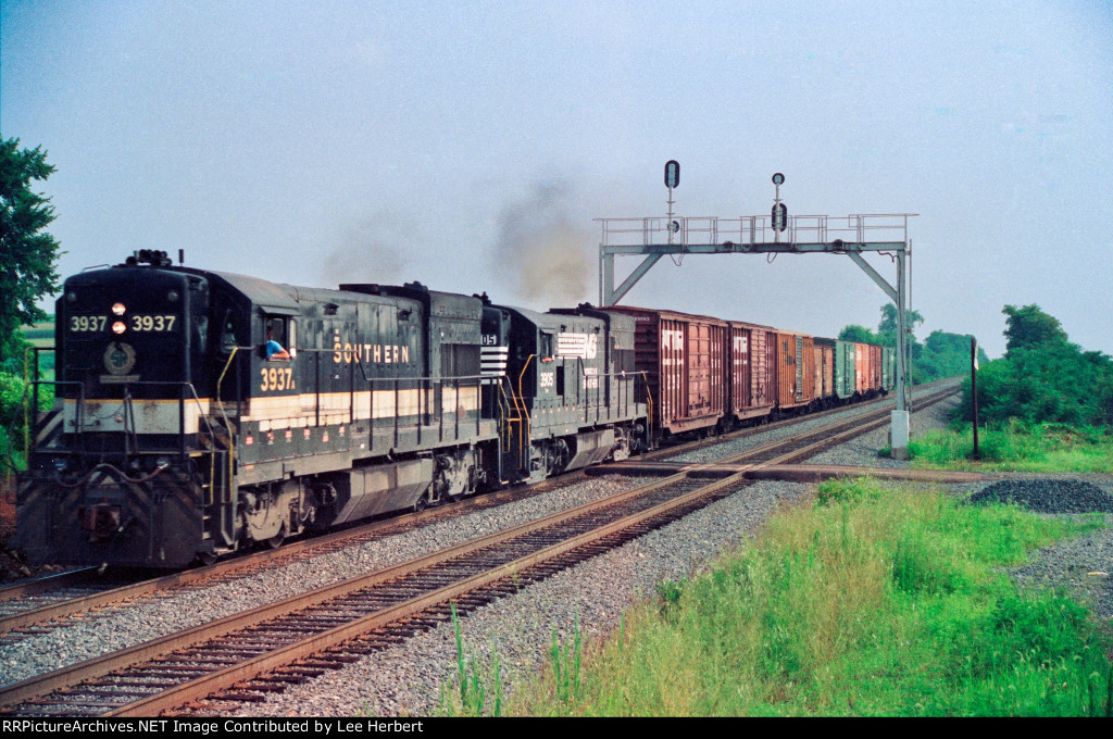 SOU 3937 with local freight at Winston